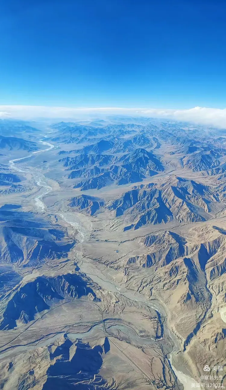 四大盆地相对位置﻿♦东北平原面积最大,达35万平方千米,内分松嫩